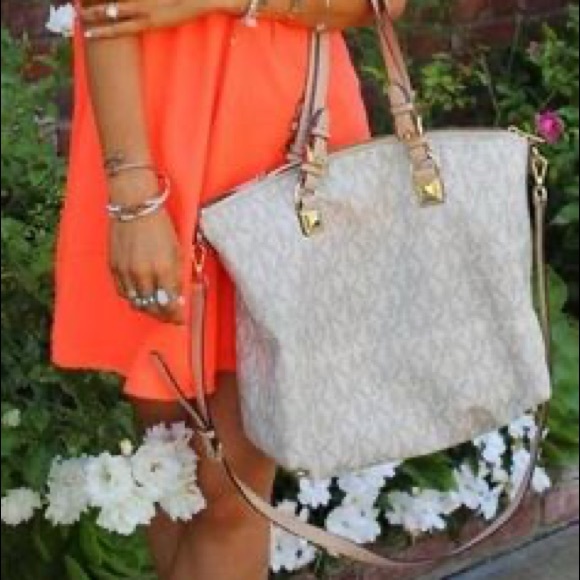 Michael Kors Handbags - Michael Kors Purse Satchel Tote ZIP up crossbody